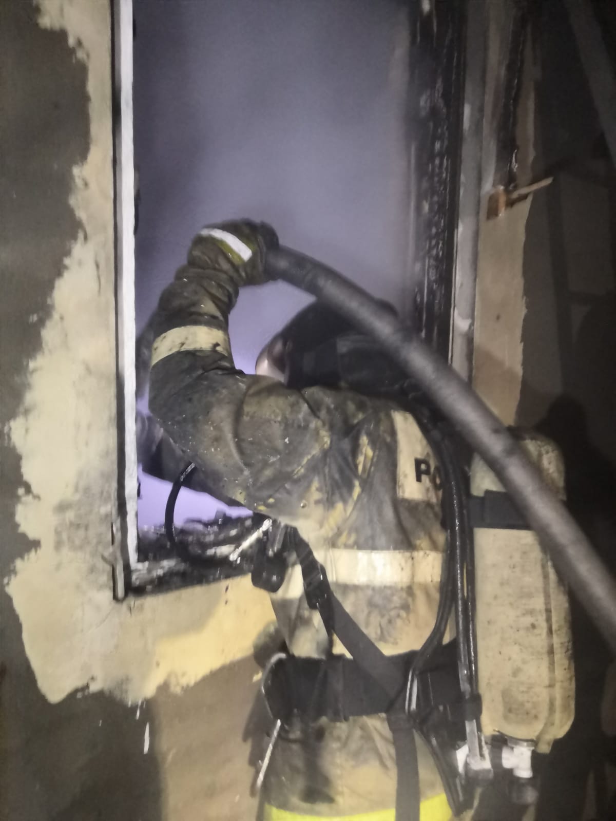 Ночью в Заинске произошел пожар, двое мужчин отравились дымом